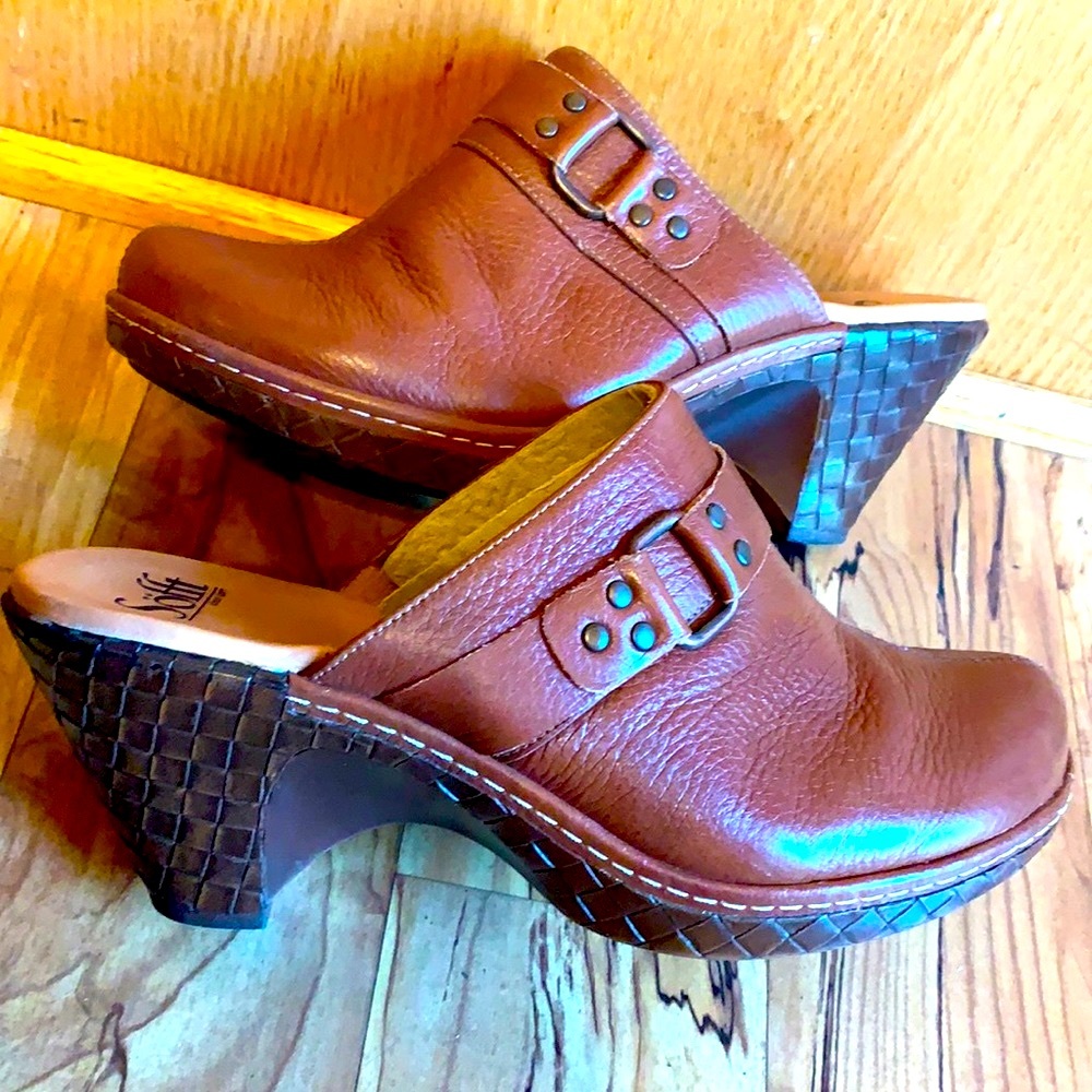 Sofft 3.5” heel cognac leather buckle detail slide cutaway wedge clogs EUC